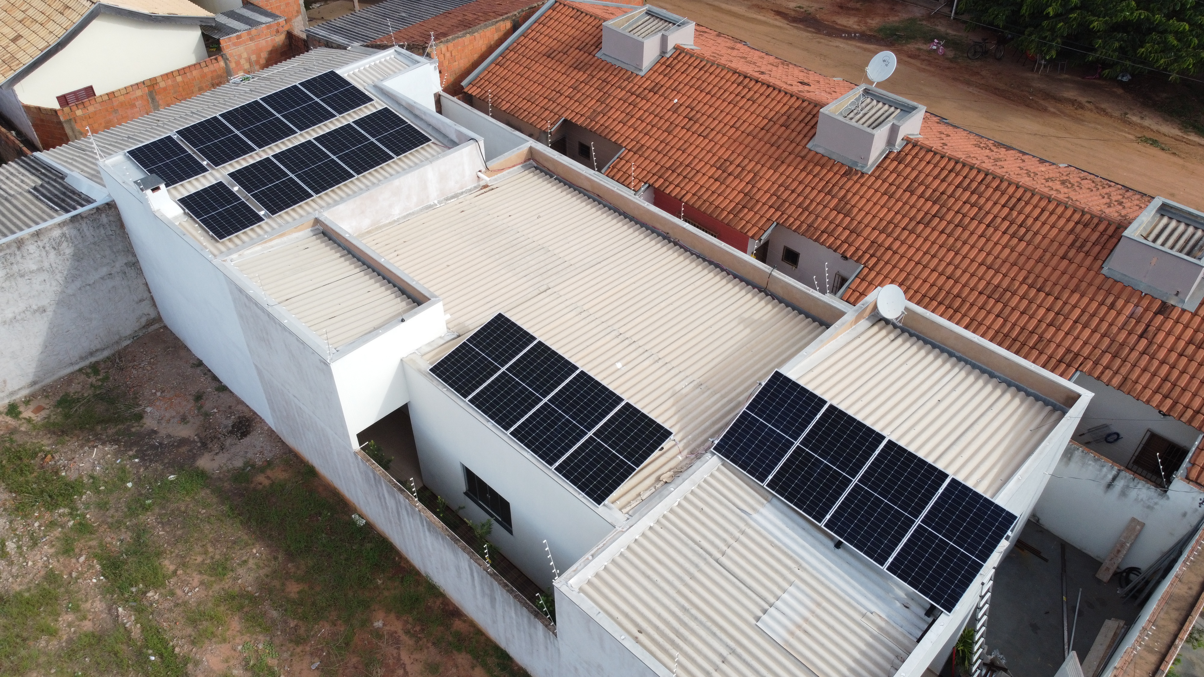 Painéis solares em uma instalação residencial apresentada pela LM Soluções